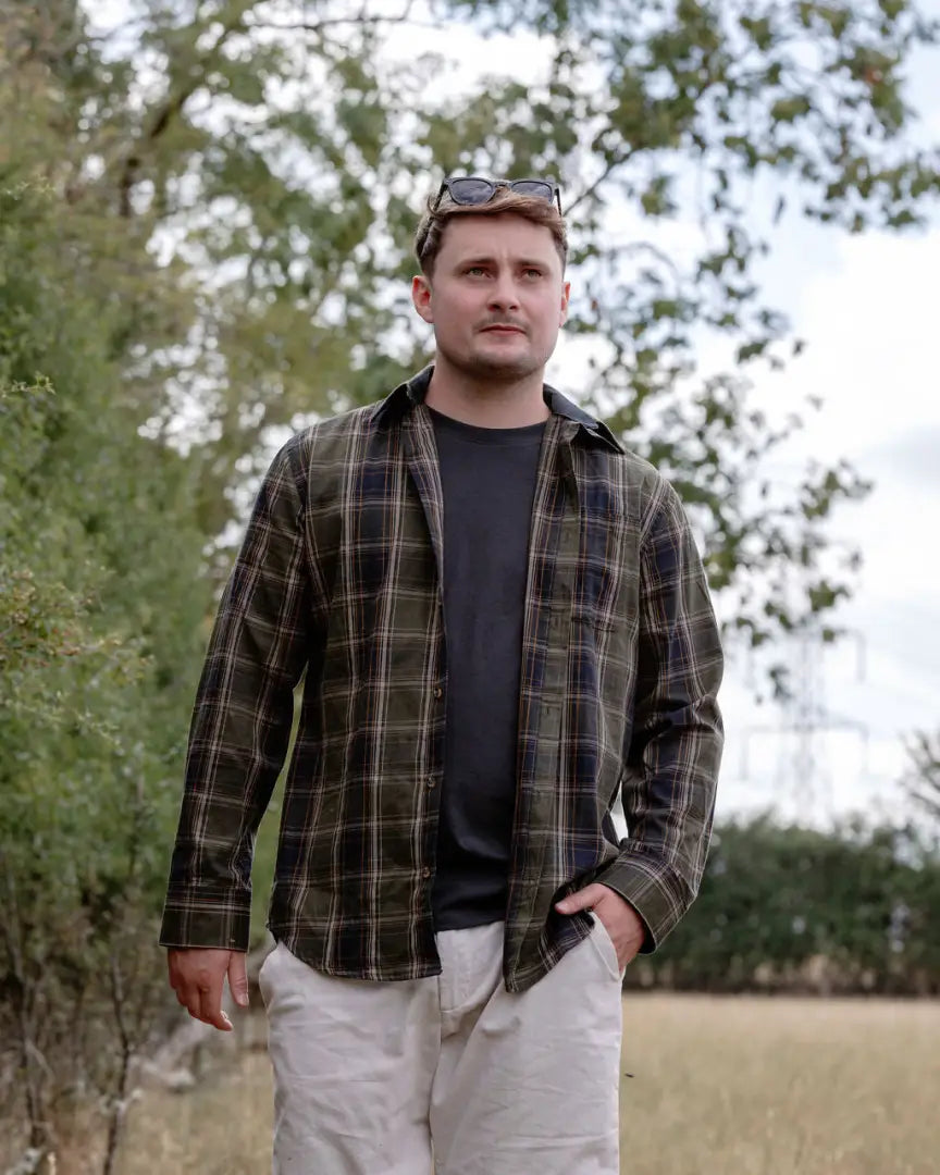 Man in plaid casual shirt boasts single chest pocket made from top-grade cotton