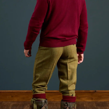 Men’s burgundy sweater with olive green Rutland Tweed Breeks for a stylish look