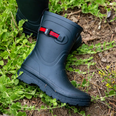 Navy blue Ariat Kelmarsh Mid Rubber Boots with red strap, perfect for country clothing and outdoors