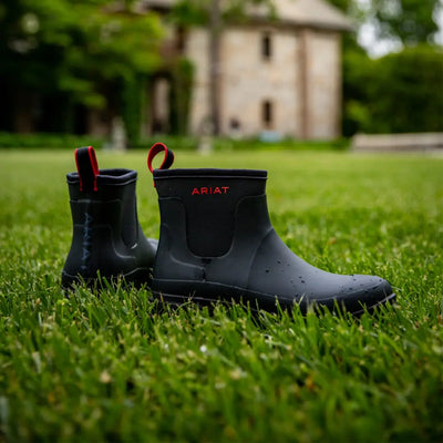 Ariat Kelmarsh Shortie Rubber Boots in black on grass, perfect for country clothing and hunting