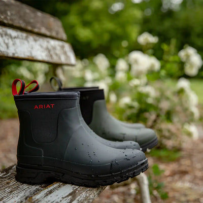 Ariat Kelmarsh Shortie Rubber Boots on a wooden surface for country clothing and hunting