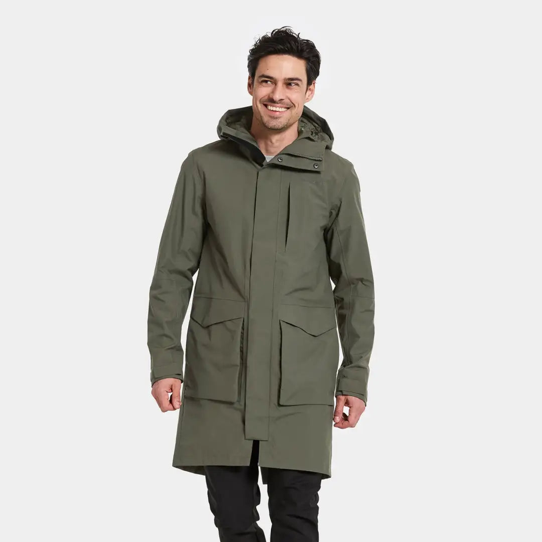 Smiling man in Didriksons Andreas Parka 2 olive green country clothing for outdoors