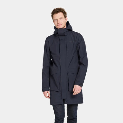 Man in navy blue Didriksons Andreas Parka 2, perfect for country clothing outdoors