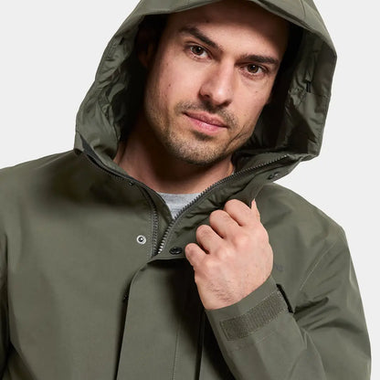 Man in olive green Didriksons Andreas Parka 2, perfect for country clothing outdoors