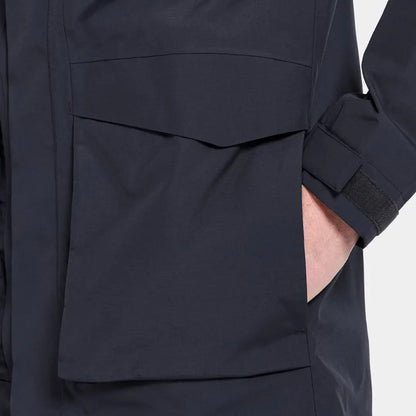 Person’s hand in the large pocket of Didriksons Andreas Parka 2 for outdoors and country clothing