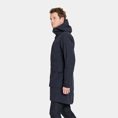 Man wearing Didriksons Andreas Parka 2, ideal for country clothing and outdoor hunting