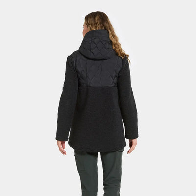 Woman in Didriksons Bibi 2 fleece jacket for country clothing and outdoor adventures