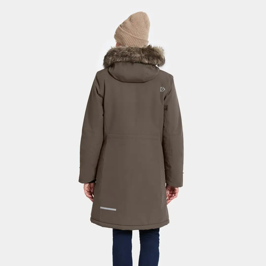 Woman in olive green Didriksons Erika parka with fur-lined hood, a classic Didriksons parka