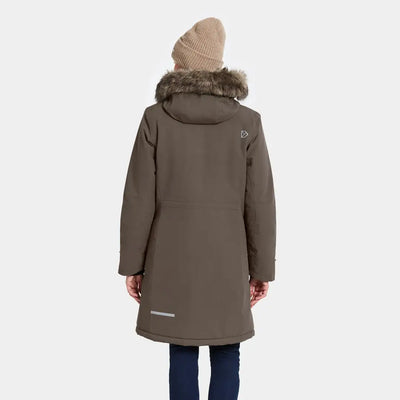 Woman in olive green Didriksons Erika parka with fur-lined hood, a classic Didriksons parka