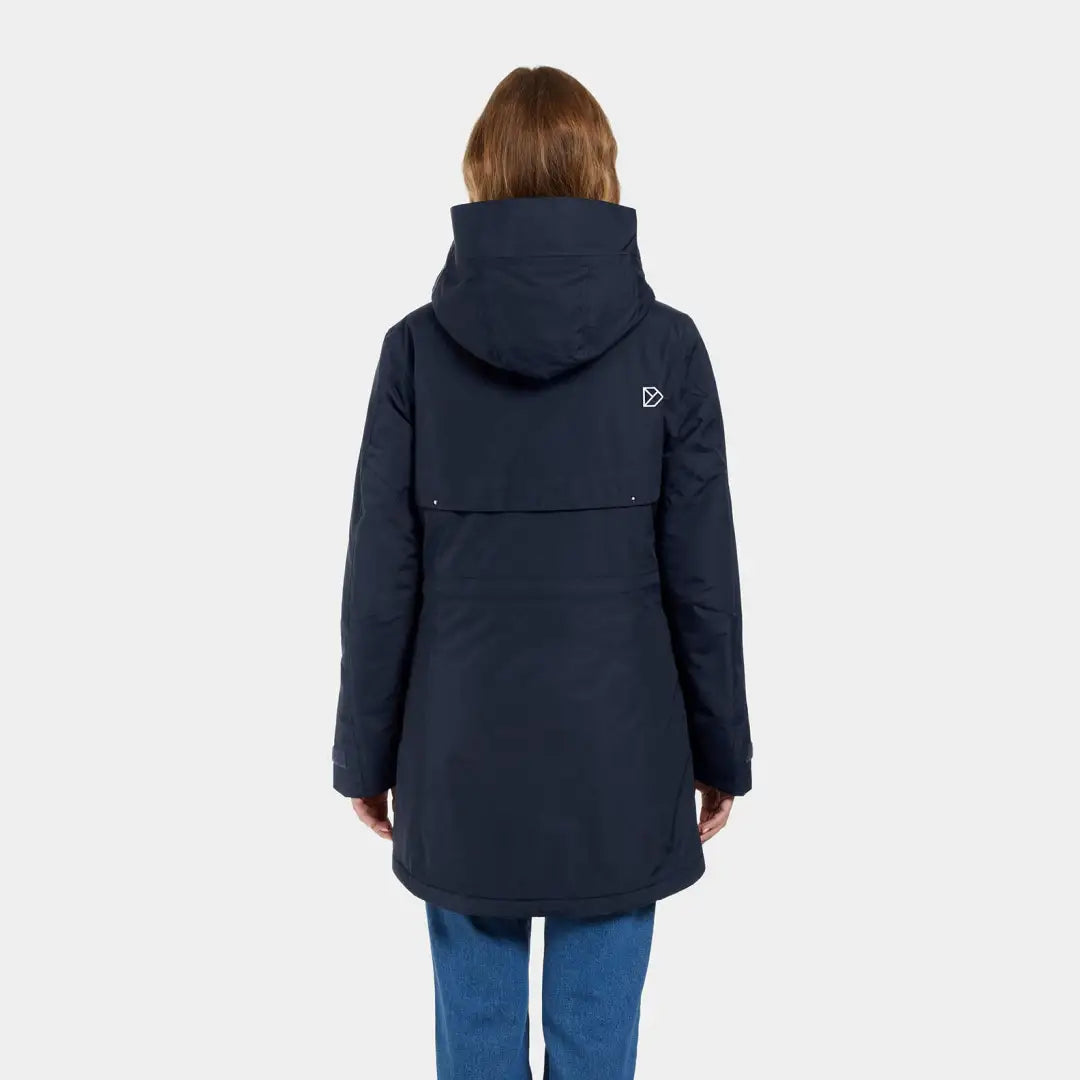 Woman wearing a navy blue sporty mid-length parka with hood from Didriksons Frida Womens Parka 7