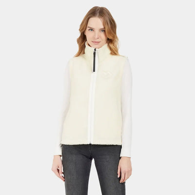 Woman in a cream-colored fleece vest from Didriksons Kiana for stylish country clothing