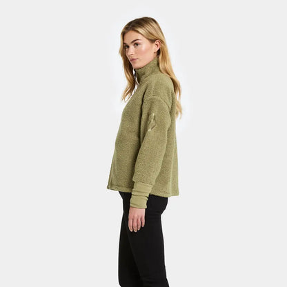 Woman in Didriksons Mella 3 fleece for winter snow and country hunting trips