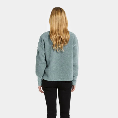 Woman wearing light blue fuzzy crew neck sweatshirt from Didriksons Mella 3 fleece for outdoors