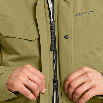 Close-up of hands zipping up Didriksons Stefan Jacket, perfect everyday outerwear