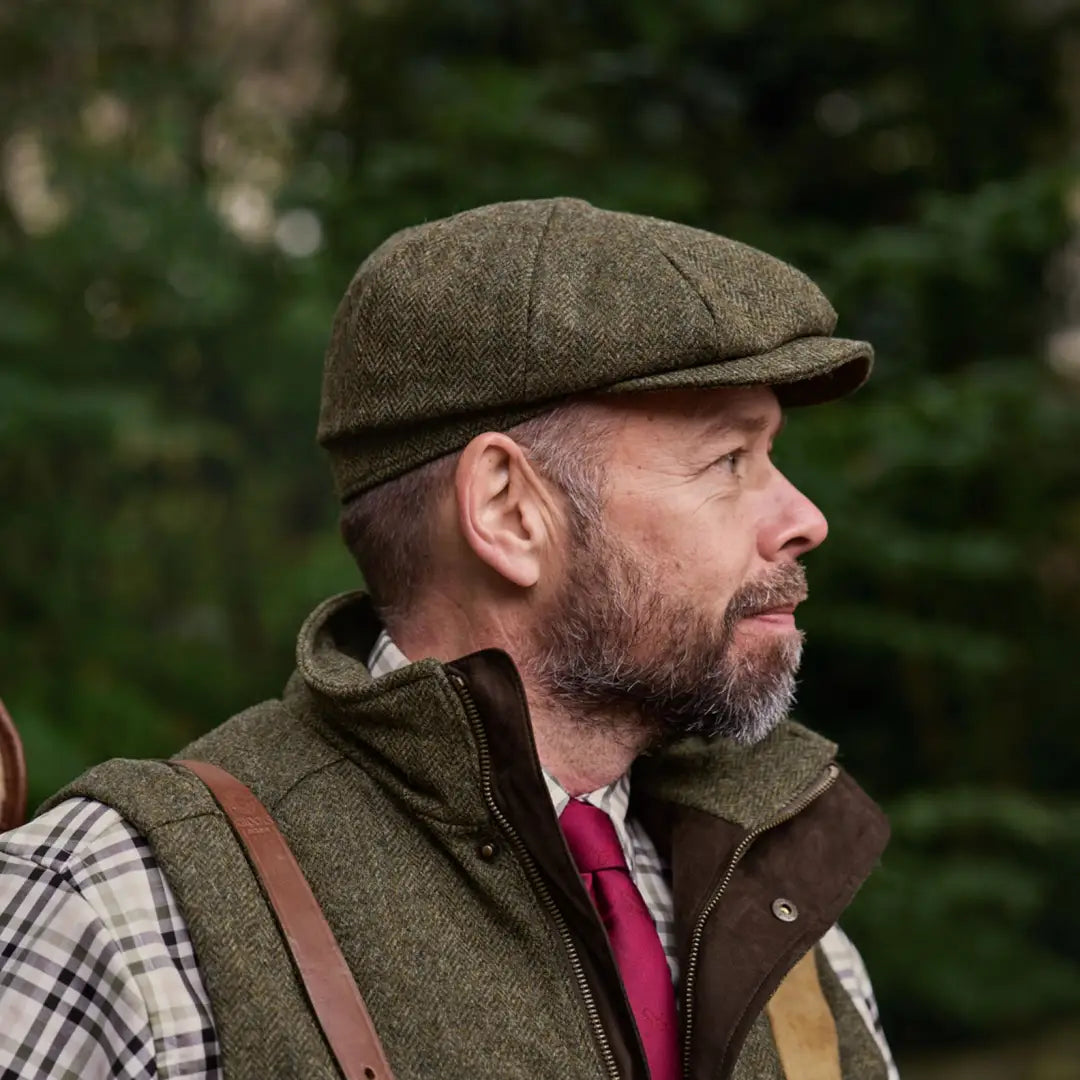 Man wearing Härkila Kenmore Cl. Baker Boy Cap, stylish baker boy cap look