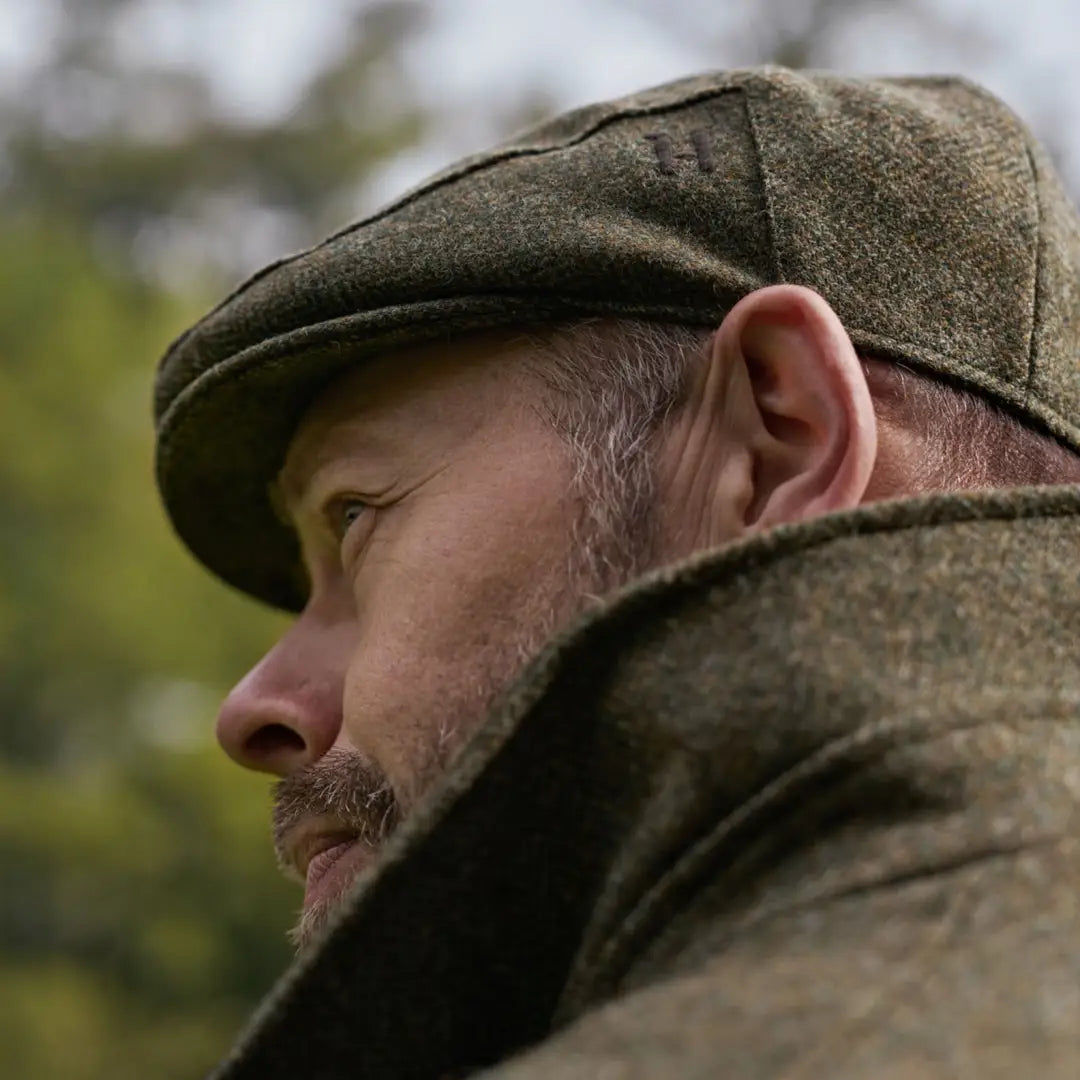 Man in tweed flat cap wearing Härkila Kenmore Cl. Flat Cap for country hunting style
