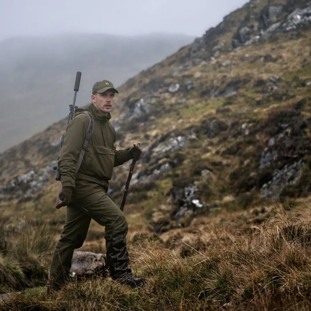 Hunter in outdoor gear wearing Härkila Orton Tech Packable Smock for country clothing