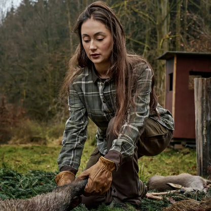 Woman in Härkila Pajala L/S Shirt Womens hunting outdoors with harvested game in country clothing