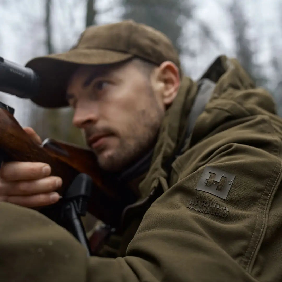 Hunter aiming rifle in Härkila Pro Hunter GTX Legacy Jacket for ultimate pro hunter style