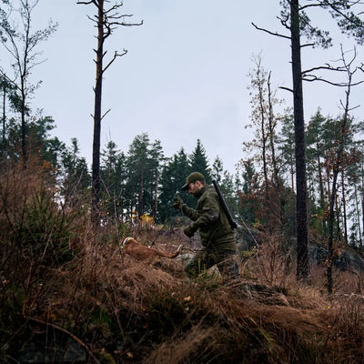 Hunter in camouflage wearing Harkila Pro Hunter Move 2.0 GTX Jacket with elasticated drawstring