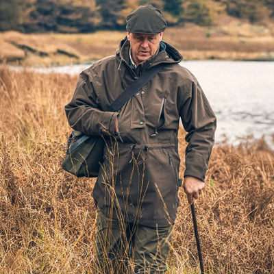 Man in outdoor clothing wearing a Jack Pyke Argyll Smock for all-weather adventures