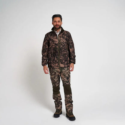 Man in Jack Pyke Weardale field jacket with camo pants
