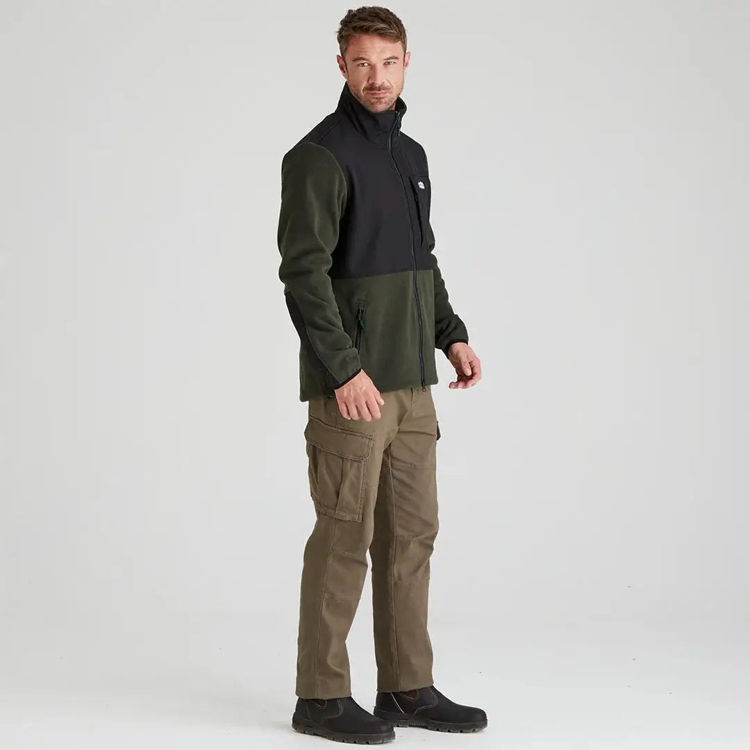 Man in Ridgeline Hybrid Fleece Jacket with cargo pants, stylish outdoor look