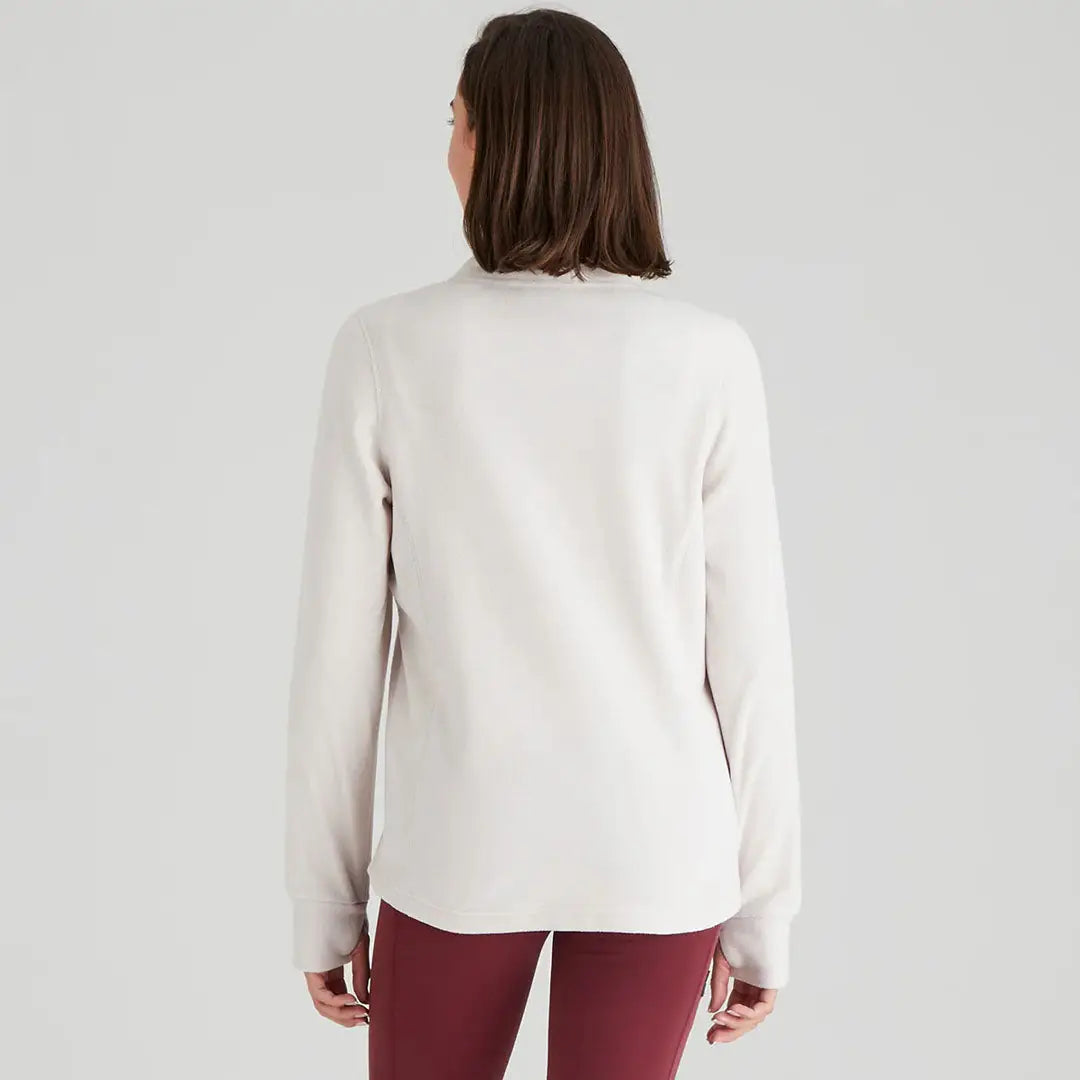 Woman wearing a long-sleeved beige Ridgeline Ladies Narvik Fleece made of highly functional polyester fleece