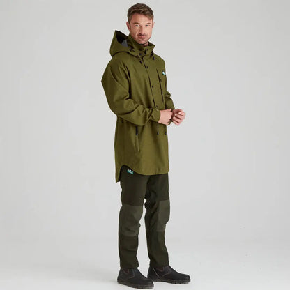 Man in olive green Ridgeline Monsoon Light Smock outdoor apparel for adventure