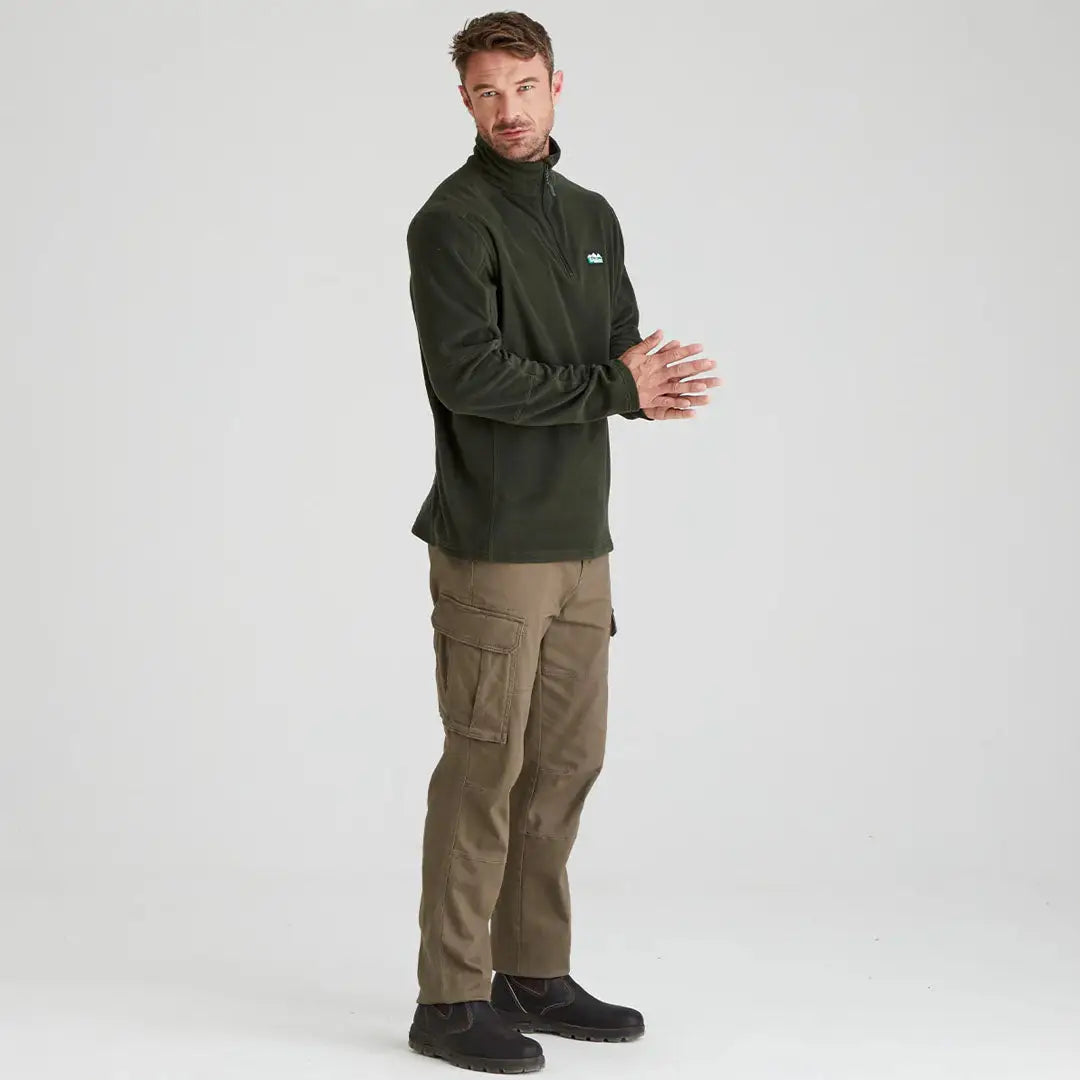Man in green Ridgeline Narvik Fleece with cargo pants, made of functional polyester fleece