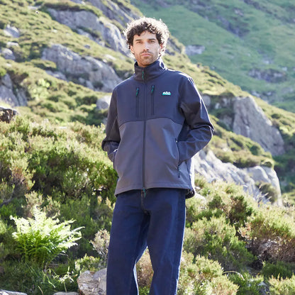 Man in two-tone Ridgeline Ranger Jacket made of four-way stretch polyester