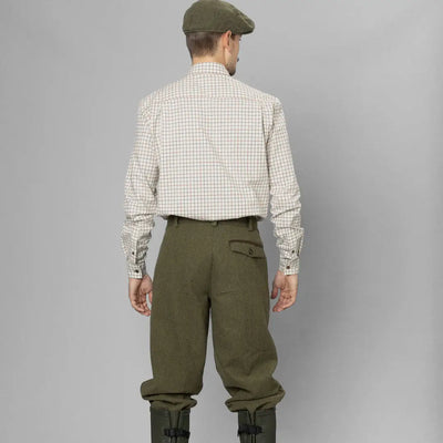 Man in flat cap and checkered shirt wearing Hillside Breeks with PFAS-free Seetex® membrane